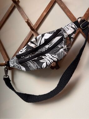 Dakine Gigi Hip Pack in Hibiscus Palm Canvas Belt Bag